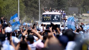 El delirio argentino se trasladó a las calles de Buenos Aires tras el arribo del plantel campeón. Un año imposible de olvidar para el fútbol nacional. Reuters