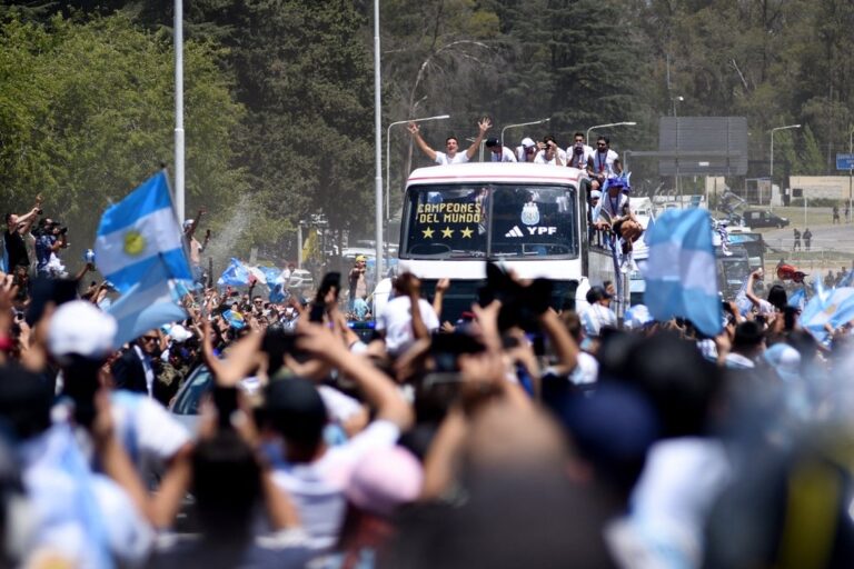 El delirio argentino se trasladó a las calles de Buenos Aires tras el arribo del plantel campeón. Un año imposible de olvidar para el fútbol nacional. Reuters