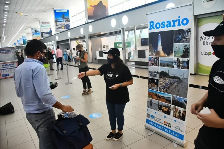 Los vuelos desde el Aeropuerto Internacional de Rosario se intensifican durante la temporada veraniega. Marcelo Manera
