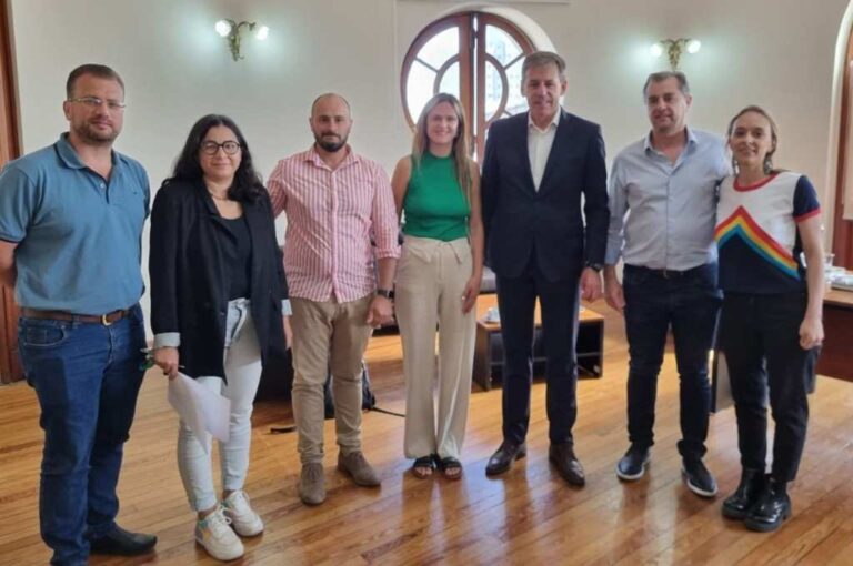 El ministro Capitani y el intendente Jatón firmaron el acuerdo el jueves en Casa de Gobierno. En la foto