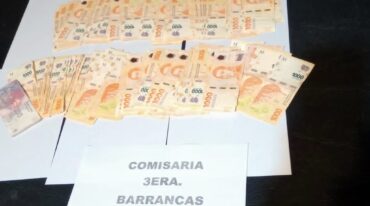 El dinero recuperado por el personal policial. gentileza