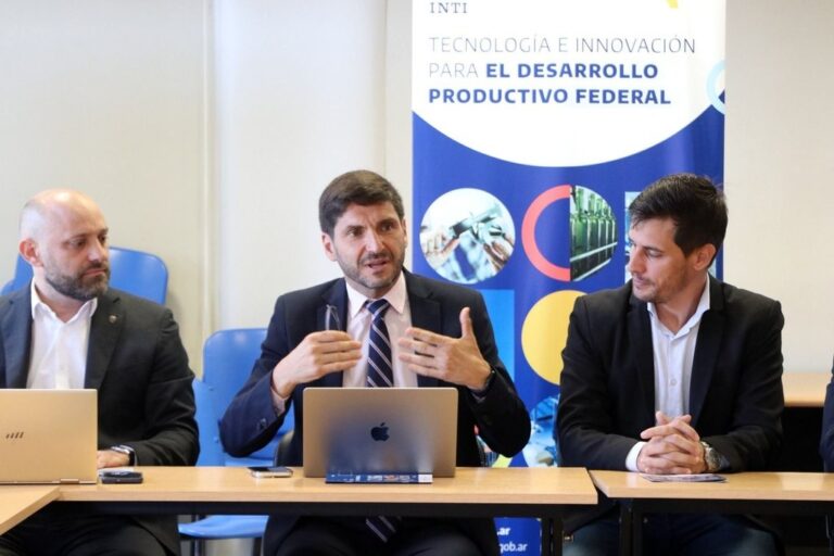 La convocatoria tuvo la particularidad que las autoridades provinciales se reunieron en la localidad de Presidente Roca