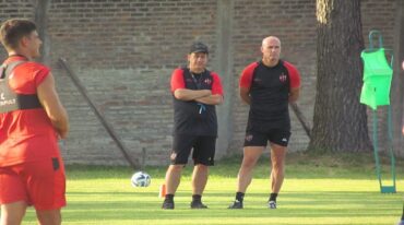 Walter Perazzo junto con Iván Furios observando el entrenamiento.  Gabriel Obelar
