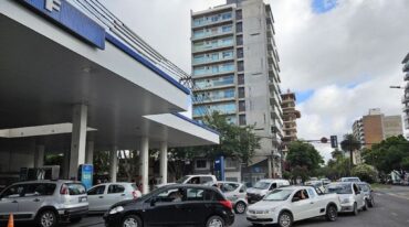 Hubo largas filas hasta este jueves en diferentes estaciones de servicio de Rosario ante el temor de un nuevo incremento del combustible. gentileza
