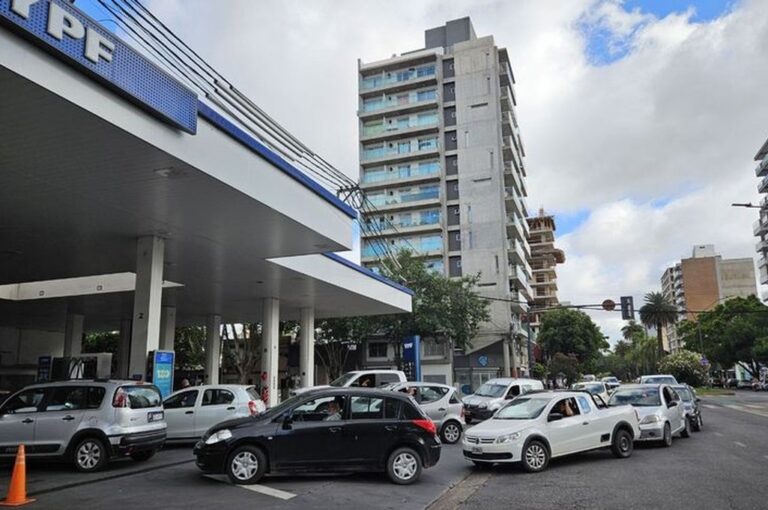 Hubo largas filas hasta este jueves en diferentes estaciones de servicio de Rosario ante el temor de un nuevo incremento del combustible. gentileza