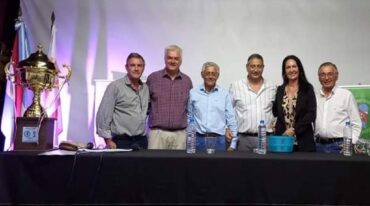 Los dirigentes y el trofeo que se le entregará al campeón de la Copa Entre Ríos 2024. Prensa FEF
