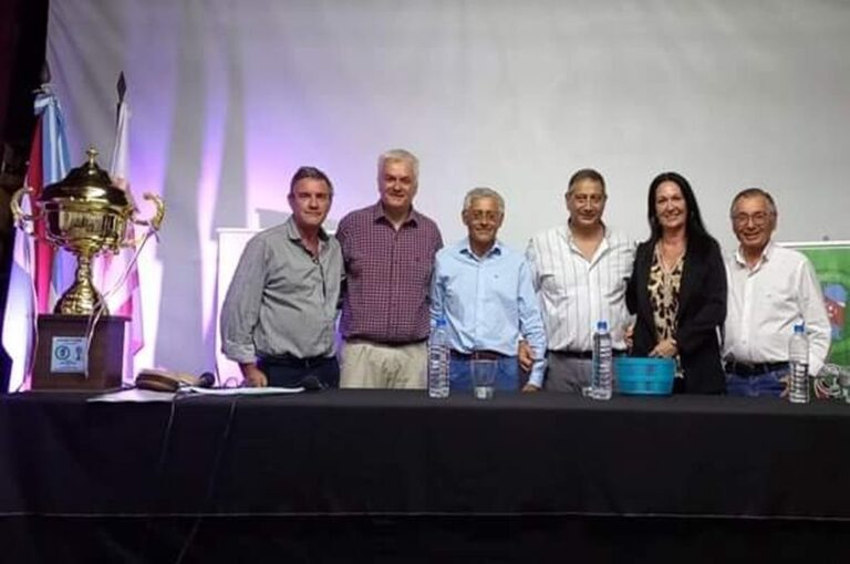 Los dirigentes y el trofeo que se le entregará al campeón de la Copa Entre Ríos 2024. Prensa FEF