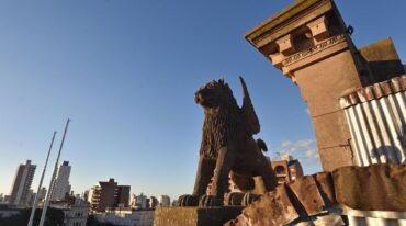 Los circuitos que integran el programa 'Mi ciudad como turista' tienen la particularidad de poder realizarse de manera autoguiada. Quienes deseen recorrerlos de forma particular pueden acceder a la información necesaria sobre cada atractivo descargando las audioguías desde el sitio de la Municipalidad: Audioguías o escucharlas a través de la plataforma Spotify. Mirador