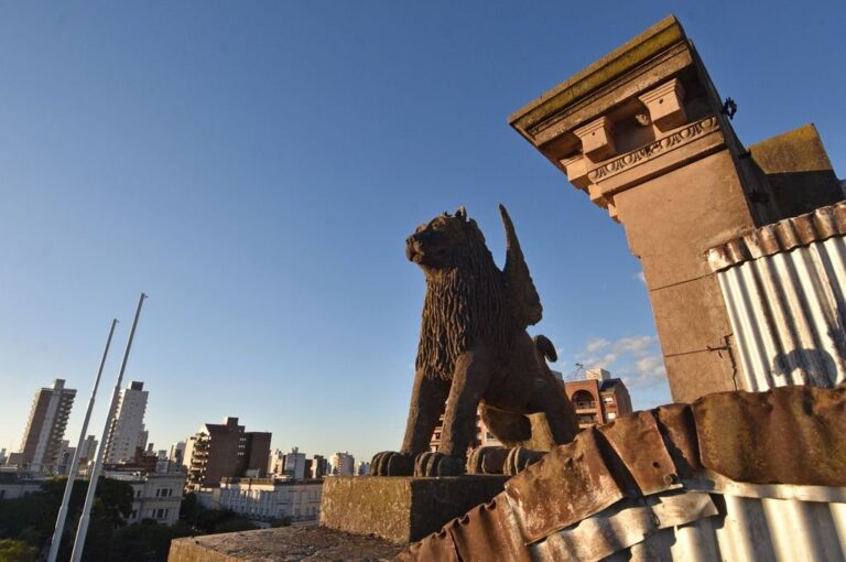 Los circuitos que integran el programa 'Mi ciudad como turista' tienen la particularidad de poder realizarse de manera autoguiada. Quienes deseen recorrerlos de forma particular pueden acceder a la información necesaria sobre cada atractivo descargando las audioguías desde el sitio de la Municipalidad: Audioguías o escucharlas a través de la plataforma Spotify. Mirador