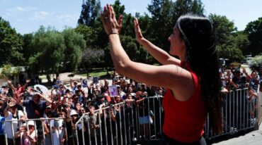 Leda saluda a la multitud en Chile antes de realizar una ceremonia. Reuters