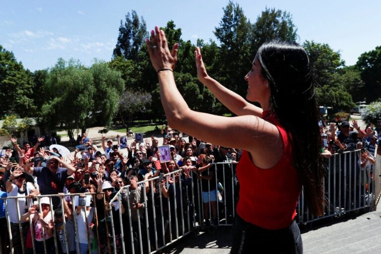 Leda saluda a la multitud en Chile antes de realizar una ceremonia. Reuters