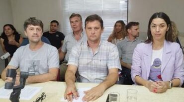 Mariano Busso con sus funcionarios