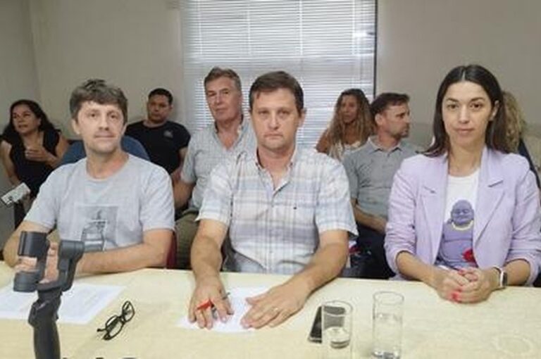 Mariano Busso con sus funcionarios