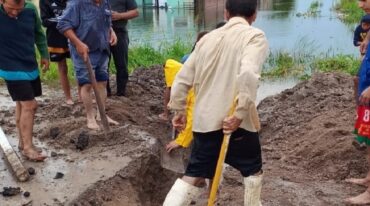 Vecinos destruyeron la Ruta Nº 40 a la altura del barrio Nuevo de Reconquista buscando desagotar el agua en sus casas