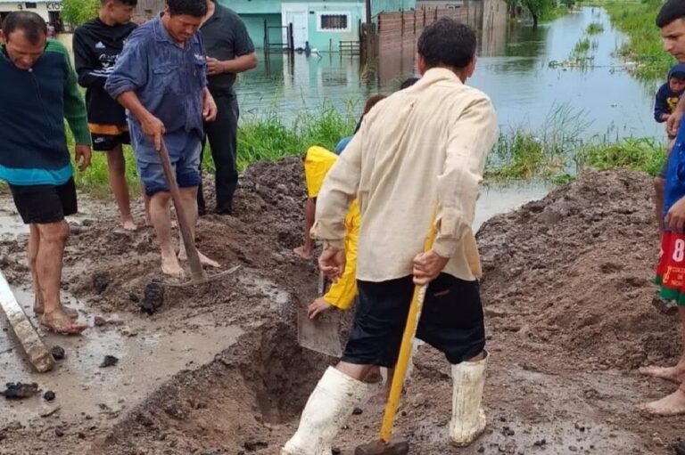 Vecinos destruyeron la Ruta Nº 40 a la altura del barrio Nuevo de Reconquista buscando desagotar el agua en sus casas