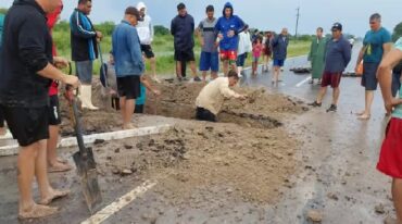 Un grupo de personas decidió romper la Ruta Provincial 40 de manera que pudiera escurrir el agua acumulada. gentileza