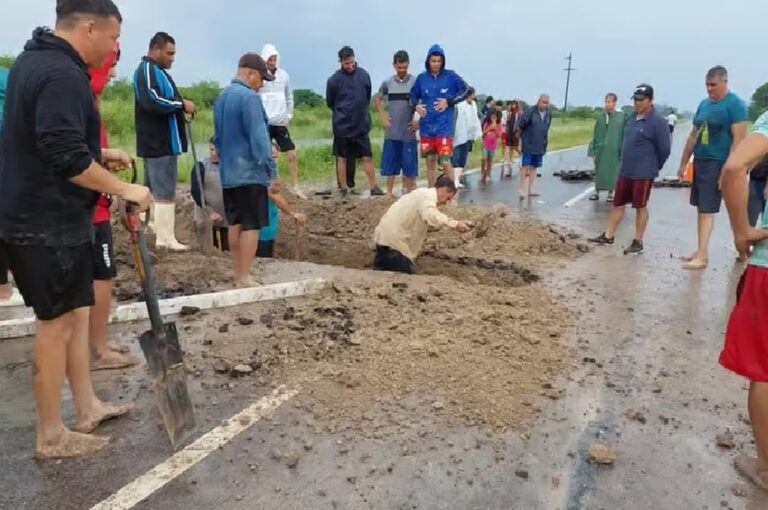 Un grupo de personas decidió romper la Ruta Provincial 40 de manera que pudiera escurrir el agua acumulada. gentileza