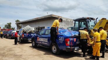 Los bomberos al momento de llevar las dotaciones para las familias afectadas. Mirador Provincial