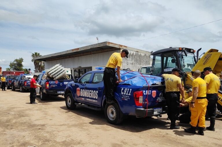 Los bomberos al momento de llevar las dotaciones para las familias afectadas. Mirador Provincial