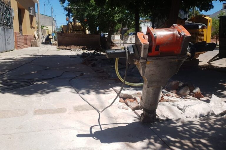 Por la misma calle en dirección al centro de la ciudad