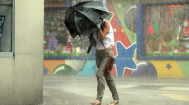 Durante la tormenta se recomienda a la población no circular por la calle salvo que sea necesario