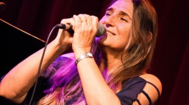 'La carrera musical en mi caso la fui amasando bastante sola' confiesa Adriana Nano Gentileza