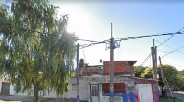 En Rosario se viene detectando que cada vez hay más columnas repletas de cableados Archivo