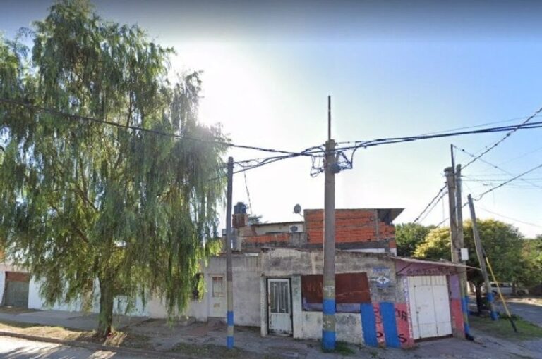 En Rosario se viene detectando que cada vez hay más columnas repletas de cableados Archivo