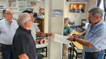'En reconocimiento y agradecimiento a Carlos Larriera por gestar el sueño de la Maratón Acuática Río Coronda' reza la placa que fue descubierta en la tarde de este jueves en el Bar Plaza Café