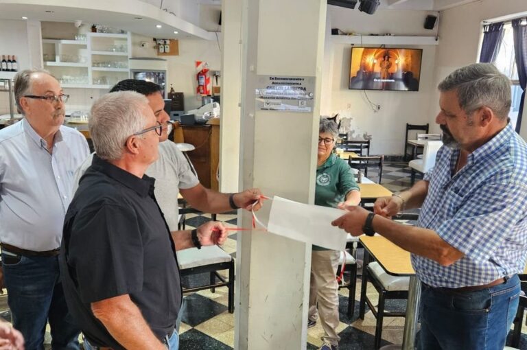 'En reconocimiento y agradecimiento a Carlos Larriera por gestar el sueño de la Maratón Acuática Río Coronda' reza la placa que fue descubierta en la tarde de este jueves en el Bar Plaza Café