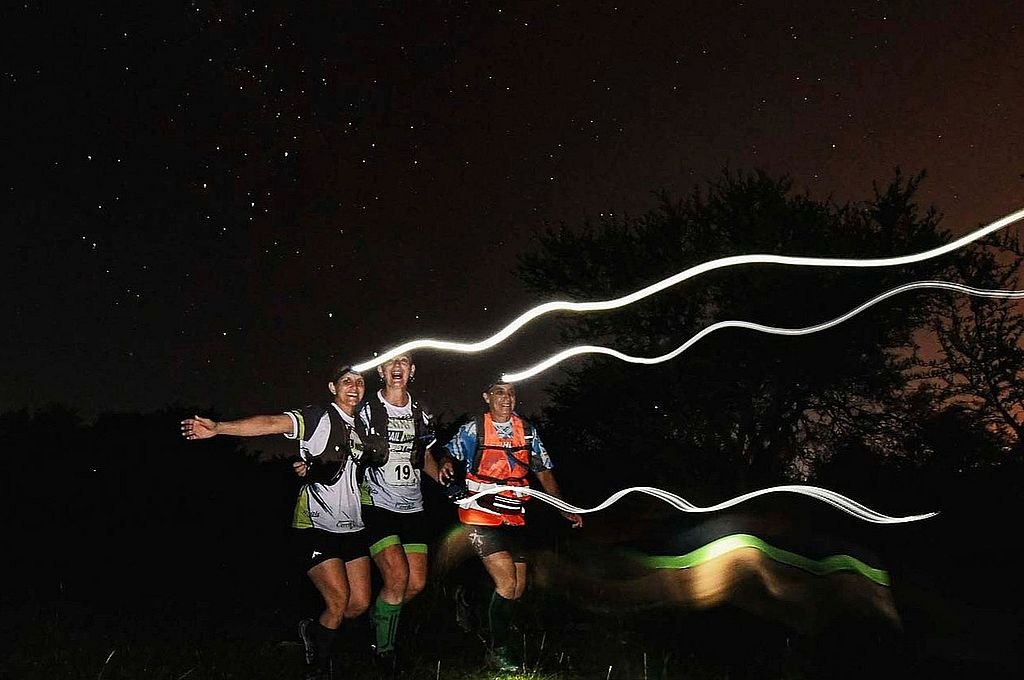 Los haces de las linternas de los corredores se fundieron con los puntos brillantes del firmamento. Cerrito encantó a propios y extraños. Running Time