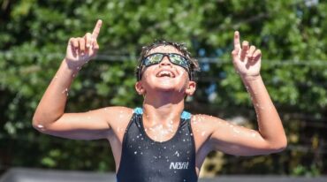 El espíritu festivo prevaleció en La Paz en el final de carrera de los Infantiles. Triatlón Internacional de La Paz