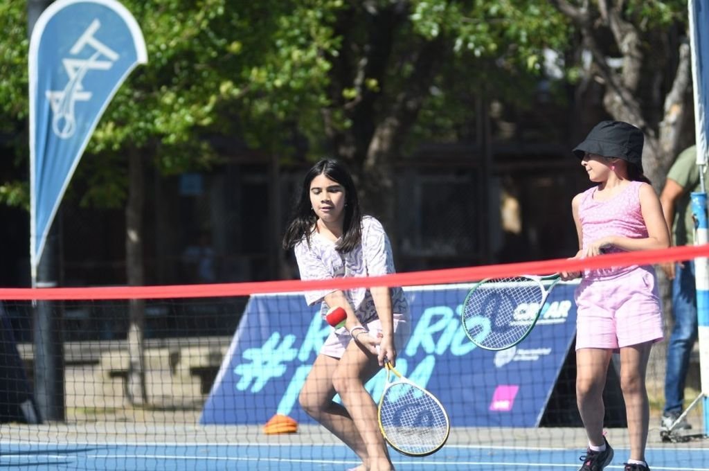 El domingo 21 la cita será en el máximo ícono de la ciudad: el Monumento a la Bandera. Entre las 9 y las 11 se llevará a cabo un festival icónico a puro tenis en el marco de la Calle Recreativa