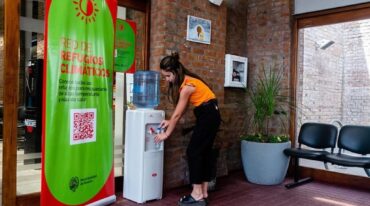 Cada refugio climático contará con acceso a agua potable mediante dispenser o jarra con agua; espacio fresco y confortable con menos temperatura que en el exterior
