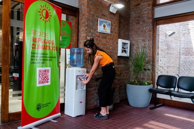 Cada refugio climático contará con acceso a agua potable mediante dispenser o jarra con agua; espacio fresco y confortable con menos temperatura que en el exterior