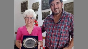 Rosita Olivera recibió el reconocimiento de manos del intendente