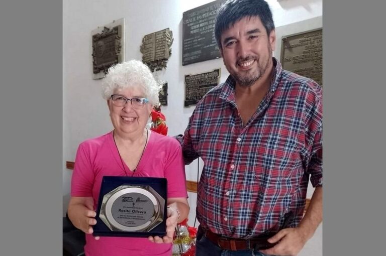 Rosita Olivera recibió el reconocimiento de manos del intendente