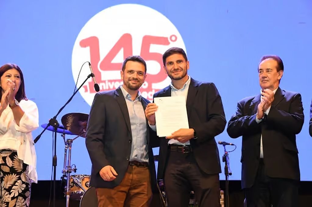 El momento fue oportuno para que el gobernador y quien preside la Caja de asistencia social de Lotería de Santa Fe