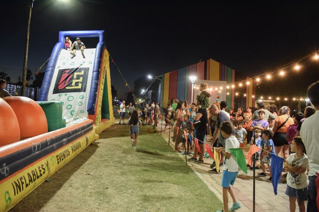 Vecinos de la ciudad disfrutan de las actividades organizadas por el municipio. Gentileza
