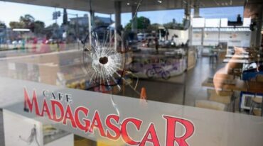 Entre cinco y seis impactos de bala quedaron en los vidrios del minimarket ubicado en la parte posterior del local de expendio de combustible Mirador