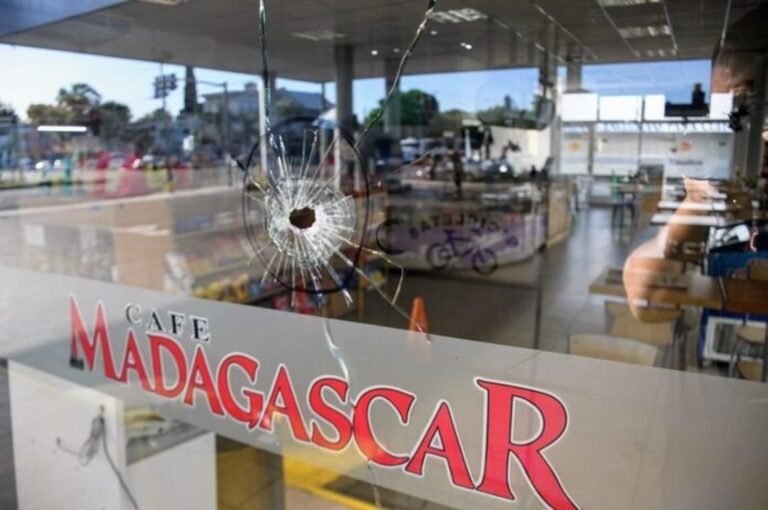 Entre cinco y seis impactos de bala quedaron en los vidrios del minimarket ubicado en la parte posterior del local de expendio de combustible Mirador
