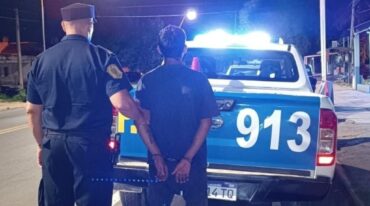 Personal de comisaría decimotercera detuvo a un joven de 22 años que tenía pedido de captura.