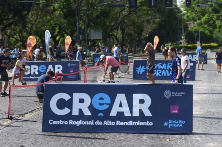Se trata de una clínica para chicos y grandes con juegos sobre canchitas montadas en avenida de la costa Estanislao López