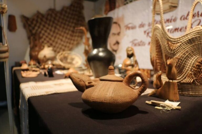 La muestra artesanal reunirá un gran número de artistas. Habrá grupos musicales de la ciudad y de la región que se sumarán a los espectáculos principales.