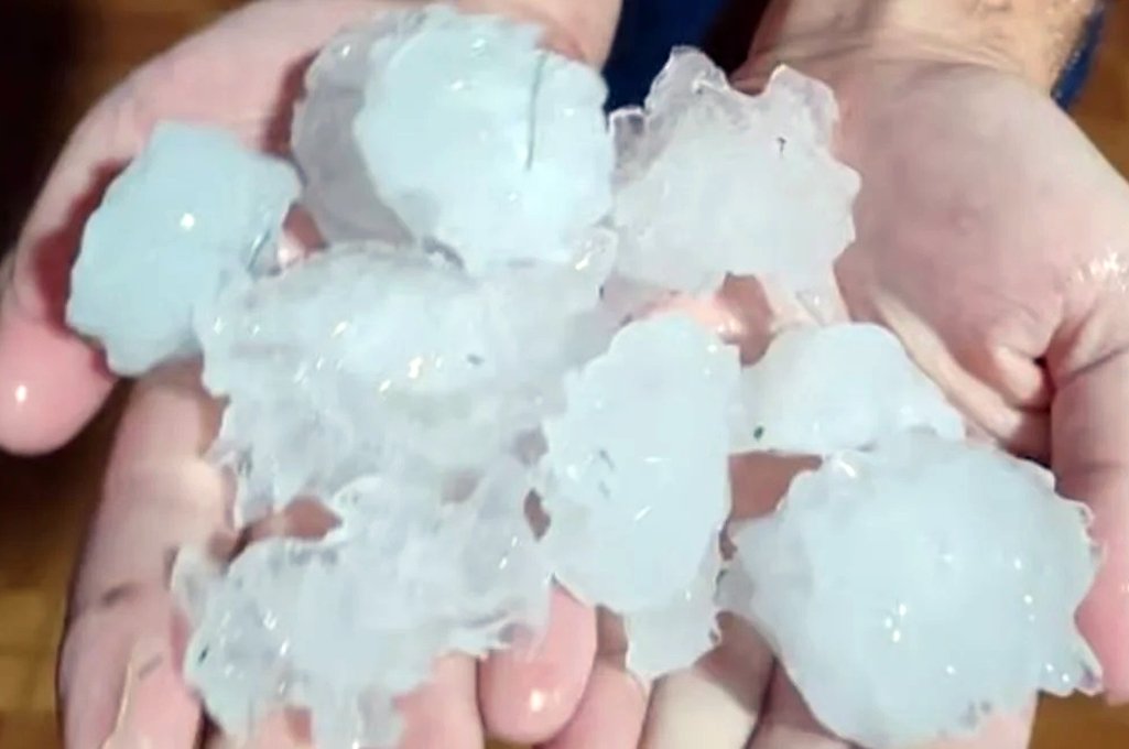 El tamaño del granizo caído en el sur provincial. gentileza