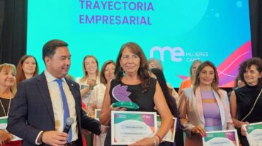 El momento de la premiación para la empresaria santafesina. Came