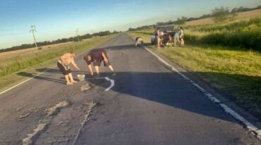 Los vecinos se juntaban en la ruta y pintaban la circunferencia de los baches para visualizar la situación. Gentileza.