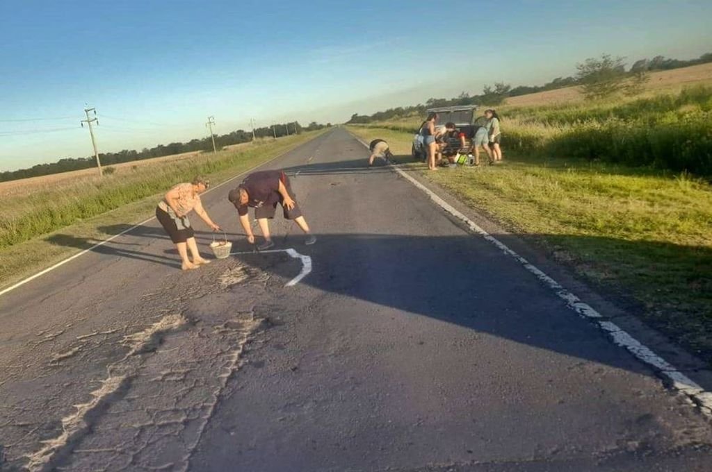 Los vecinos se juntaban en la ruta y pintaban la circunferencia de los baches para visualizar la situación. Gentileza.