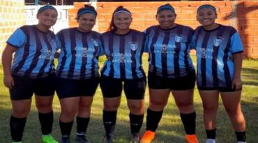 Las hermanas Rolón ya se probaron "la pilcha" del Club 9 de Julio de Arocena.  Gentileza.