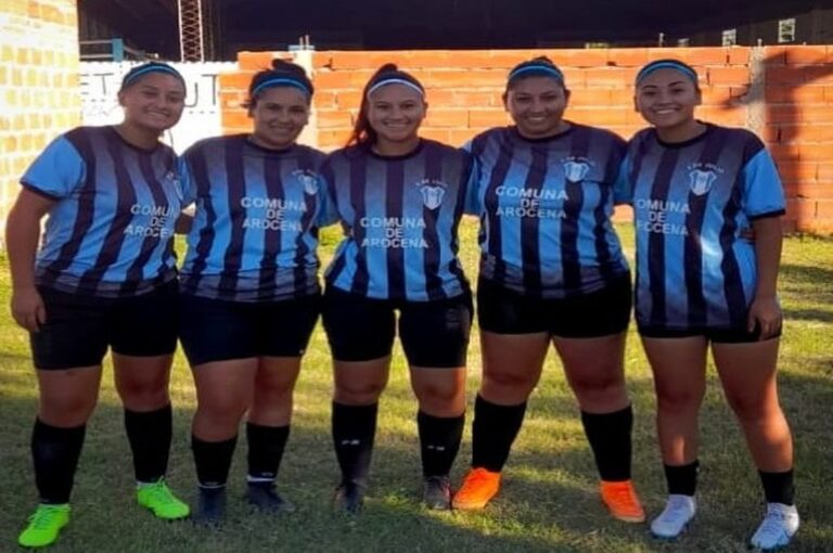Las hermanas Rolón ya se probaron "la pilcha" del Club 9 de Julio de Arocena.  Gentileza.